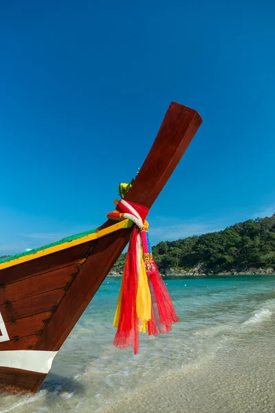 Lengdegradsbåt ved stranden – stockfoto