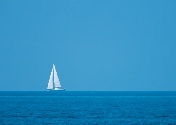 Samotny statek — Zdjęcie stockowe