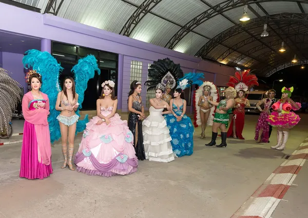 Ladyboy στην Αποκριάτικες στολέςLadyboy en costumes de carnaval — Φωτογραφία Αρχείου