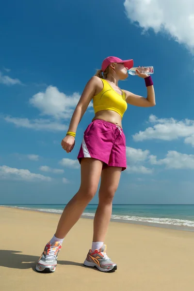 Female runner drinking water — Stock Photo, Image
