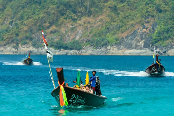 Tailandês longtail barcos com turistas — Fotografia de Stock