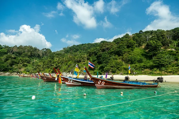 Thajské čluny čeká na turisty — Stock fotografie