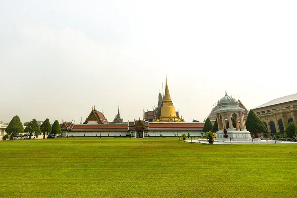 Wat Phra Kaeo, Temple of the Emerald Buddha and the home of the Thai King. Wat Phra Kaeo is one of Bangkok's most famous tourist sites and it was built in 1782 at Bangkok, Thailand. — Stock Photo, Image