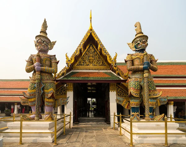 Wat Phra Kaeo, Temple of the Emerald Buddha and the home of the Thai King. Wat Phra Kaeo is one of Bangkok's most famous tourist sites and it was built in 1782 at Bangkok, Thailand. — Stock Photo, Image