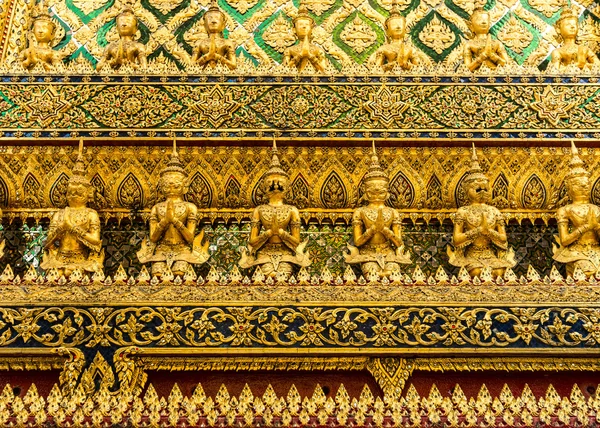 Wat Phra Kaeo, Temple of the Emerald Buddha and the home of the Thai King. Wat Phra Kaeo is one of Bangkok's most famous tourist sites and it was built in 1782 at Bangkok, Thailand. — Stock Photo, Image