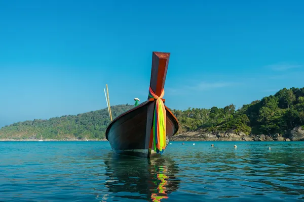 Longthail thailändska båtar på stranden på tropisk ö, thailand — Stockfoto