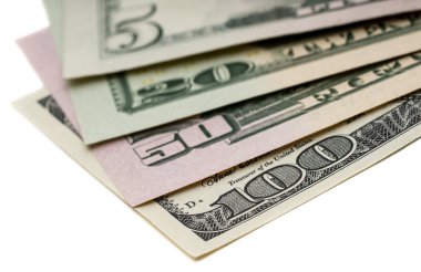 Tüm beyaz zemin üzerine Amerikan Doları türünü yığını