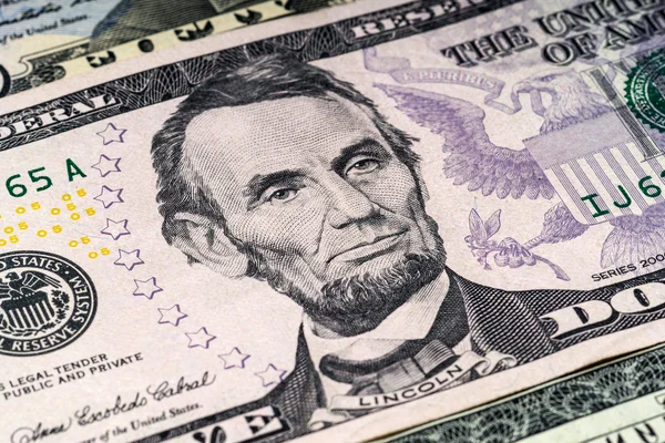 Lincoln bir portresini dolarlık banknot önünde — Stok fotoğraf