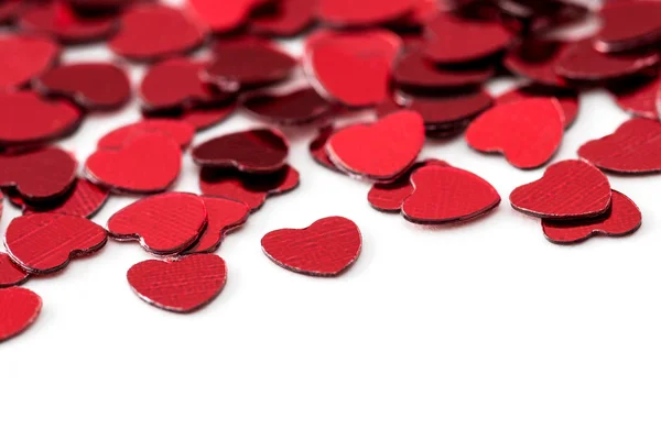 Decoración de San Valentín de corazones de confeti rojo sobre fondo blanco con bokeh —  Fotos de Stock