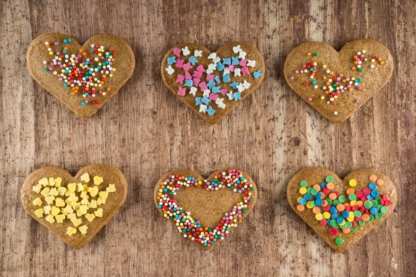 Herzförmige Valentinskekse auf einem Holzbrett — Stockfoto