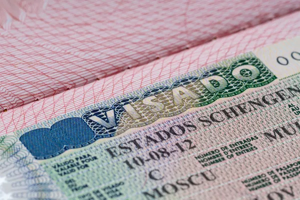 Lövés néhány útlevelet és schengeni vízumot — Stock Fotó