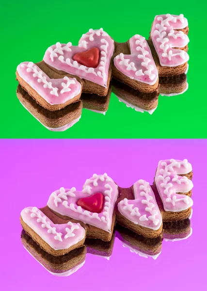 Soubory cookie s textem lásky a červené srdce na den svatého Valentýna — Stock fotografie
