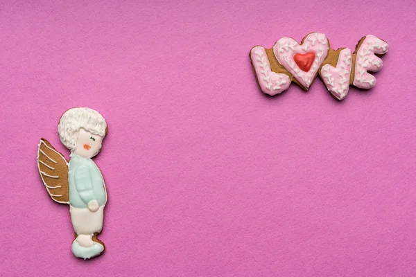 Cookies with the text of love and couple of angels on Valentine 's day — стоковое фото