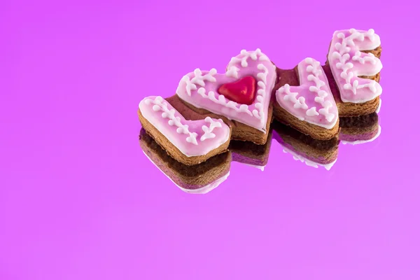 Biscuits avec le texte de l'amour et le cœur rouge le jour de la Saint-Valentin — Photo