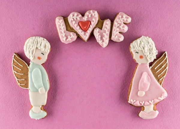 Cookies with the text of love and couple of angels on Valentine 's day — стоковое фото