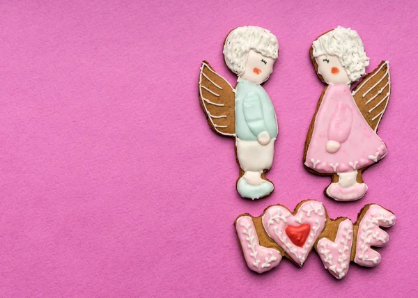 Cookies with the text of love and couple of angels on Valentine 's day — стоковое фото