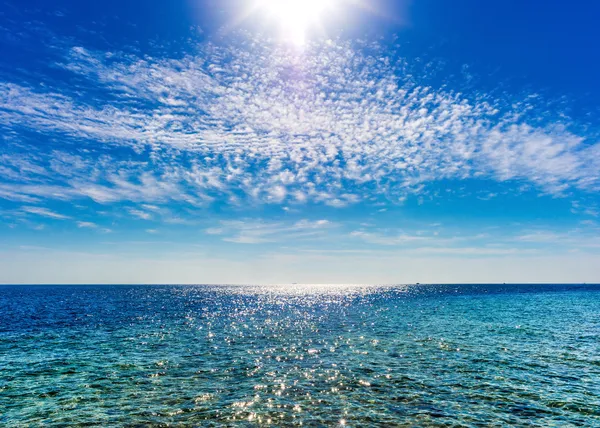 Perfekt himmel och vatten i havet — Stockfoto