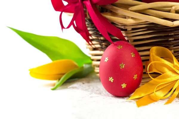 Cesta de Páscoa com ovos de Páscoa e tulipas — Fotografia de Stock