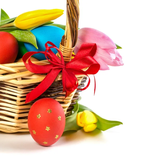 Cesta de Páscoa com ovos de Páscoa e tulipas — Fotografia de Stock