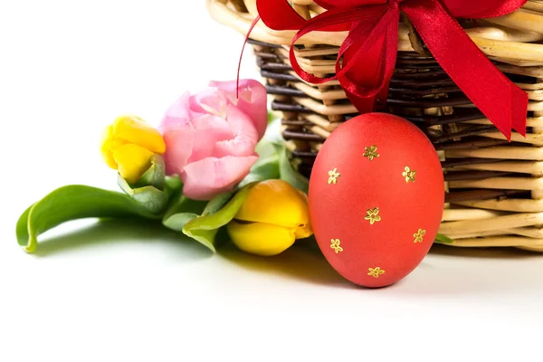 Великодній кошик з великодніми яйцями і тюльпанами — стокове фото