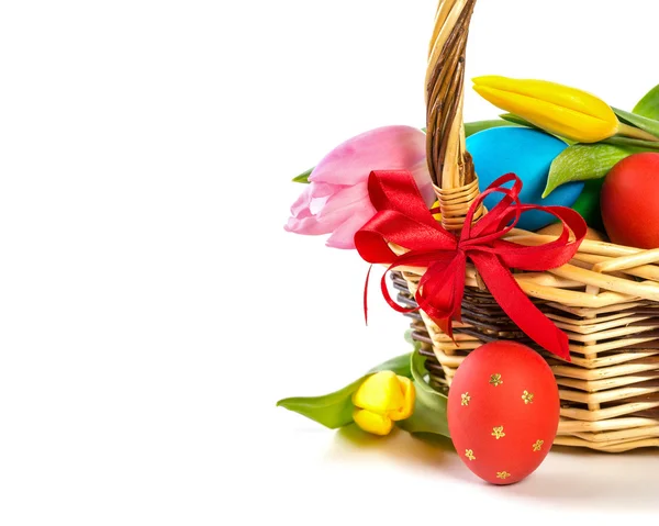 Velikonoční košík s velikonoční vajíčka a tulipány — Stock fotografie