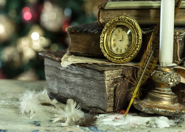 Gamla böcker och vintage klocka på jul bakgrund. nyårskort i retrostil. — Stockfoto