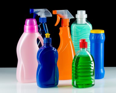Ürün plastik konteyner için siyah arka plan üzerine temiz ev temizliği