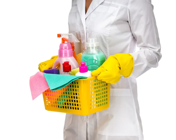 塑料篮与清洁用品白色背景上的清洁女仆女人。 — 图库照片