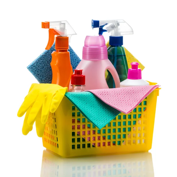 temizlik malzemeleri, beyaz zemin üzerine izole ile plastik sepet