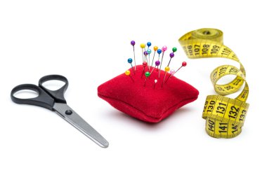 dikiş ve el yapımı araçlar: iplik, makas, iğne beyaz zemin üzerine