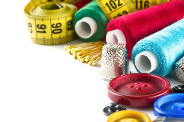 Ferramentas para costura e artesanal: medição, botão, dedal, pinos — Fotografia de Stock
