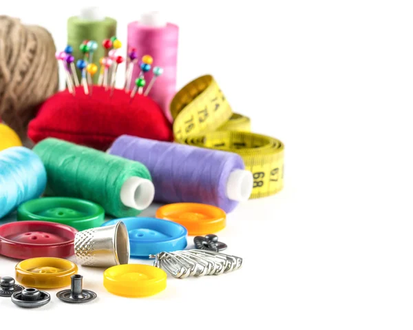 Ferramentas para costura e artesanal: medição, botão, dedal, pinos — Fotografia de Stock