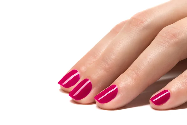 Kobieta ręce z czerwonym wypielęgnowane paznokcie zbliżenie. skóry i paznokci. — Zdjęcie stockowe