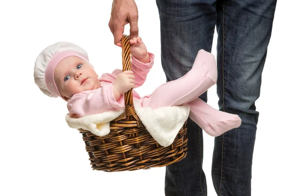 En man som bär en korg med en glad baby — Stockfoto