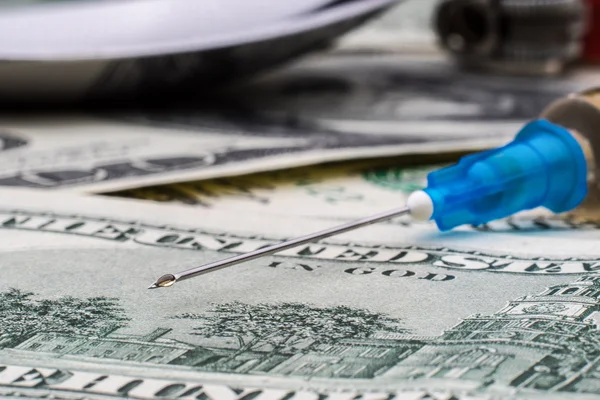 Drug syringe, cooked heroin on spoon and money — Stock Photo, Image