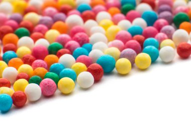 Beyaz arka plan üzerinde renkli şeker konfeti