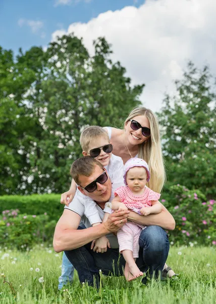 Porträtt av lycklig familj i trädgården — Stockfoto