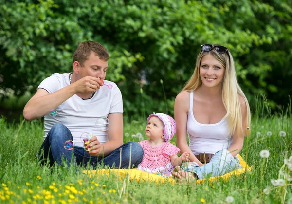 Portret szczęśliwej rodziny w ogrodzie — Zdjęcie stockowe