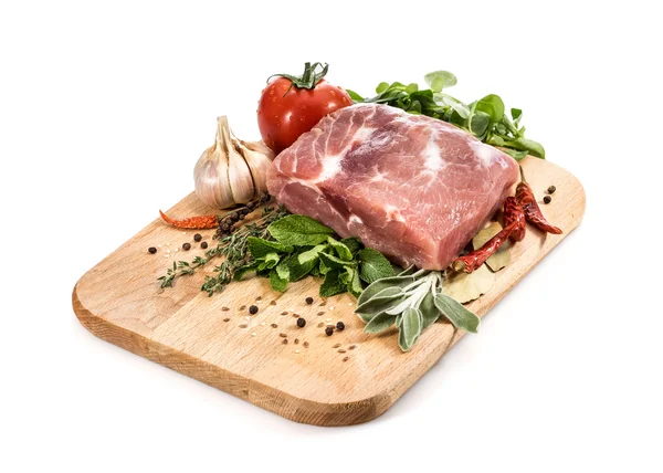 Comida. Carne crua para churrasco com legumes e cogumelos frescos na superfície de madeira . — Fotografia de Stock