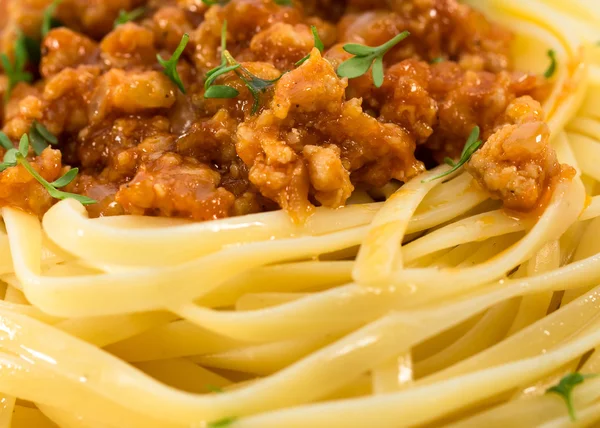 Espaguetis Boloñés sobre plato blanco — Foto de Stock