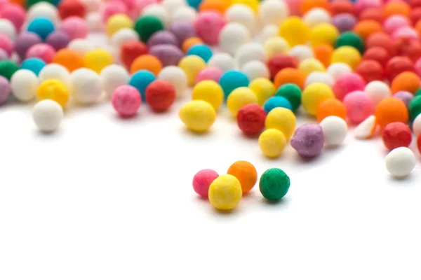 Konfety barevné bonbóny na bílém pozadí — Stock fotografie