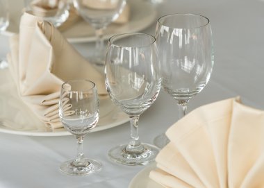 bir tabak ve bardak masaya servis