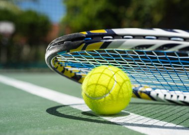 Kil tenis kortunda Tenis raket ve topları görünümü kadar yakın