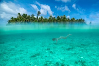 kadın bir tropikal gölünde snorkeling
