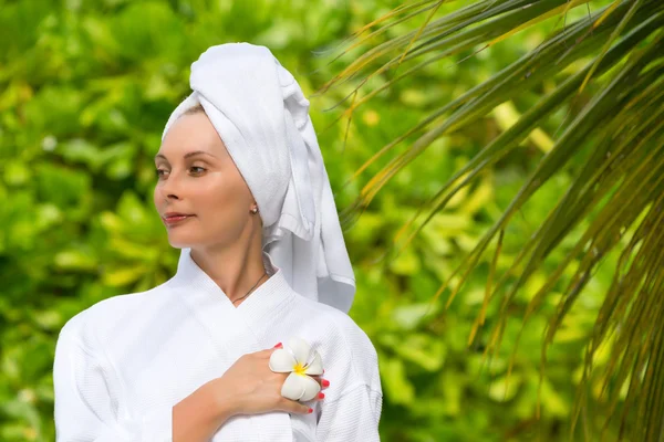 Gesundheit, Wellness und Schönheitskonzept - schöne Frau im Handtuch — Stockfoto