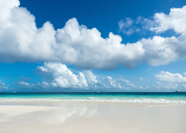 Hermosa playa y mar tropical —  Fotos de Stock