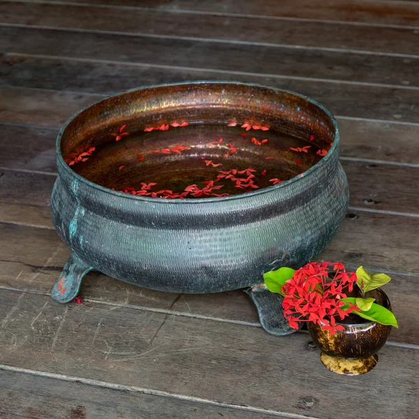 Cut flowers in vintage bowl with water. Spa concept. — Stock Photo, Image