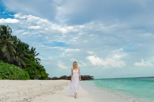 Woman in a white dress on the tropical beach — Stock Photo, Image