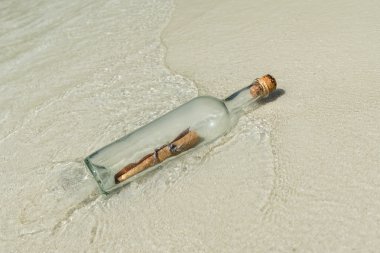 şişe bir mesaj karaya tropik sahilde yıkanmış.