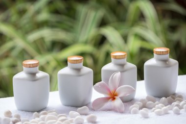 Spa ve sağlıklı yaşam ayarı doğal sabun, taşlar ve yeşil zemin üzerine havlu. Concept spa.